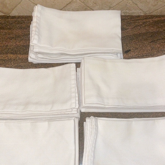 31 Pcs Large White Catering Napkins 18” x 18” - Picture 3 of 3